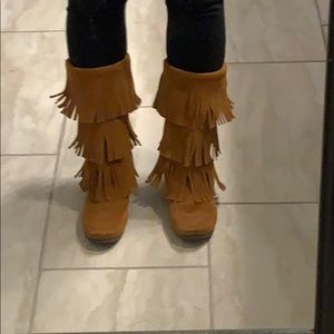 Minnetonka sz 8 3 tier leather moccasin boots.